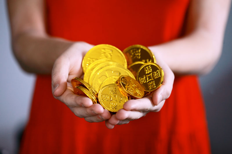 mujer-tenencia-monedas de oro